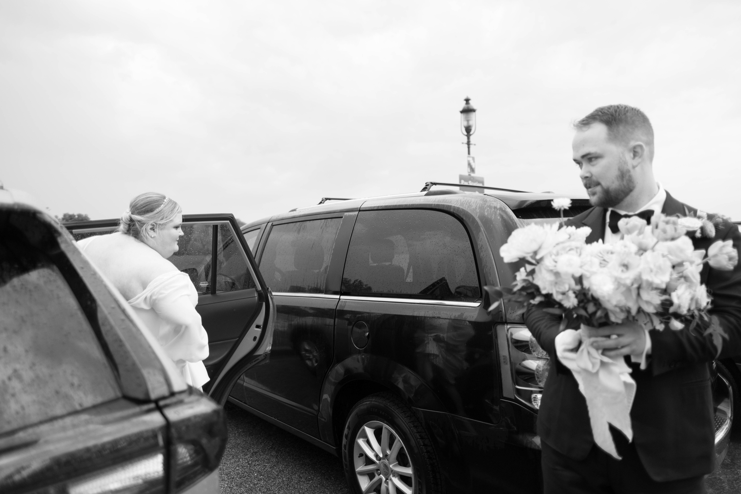 Twin Cities documentary wedding photography tom Thornton photography in the rain