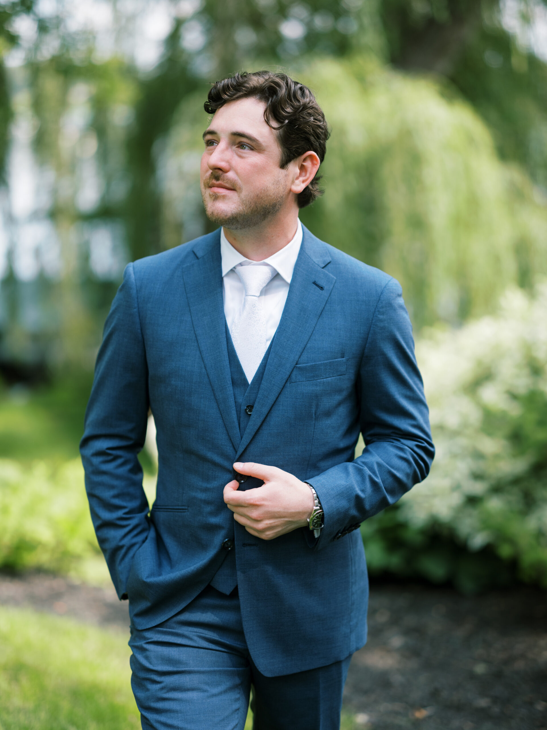 groom holding jacket at upper minnetonka yacht club
