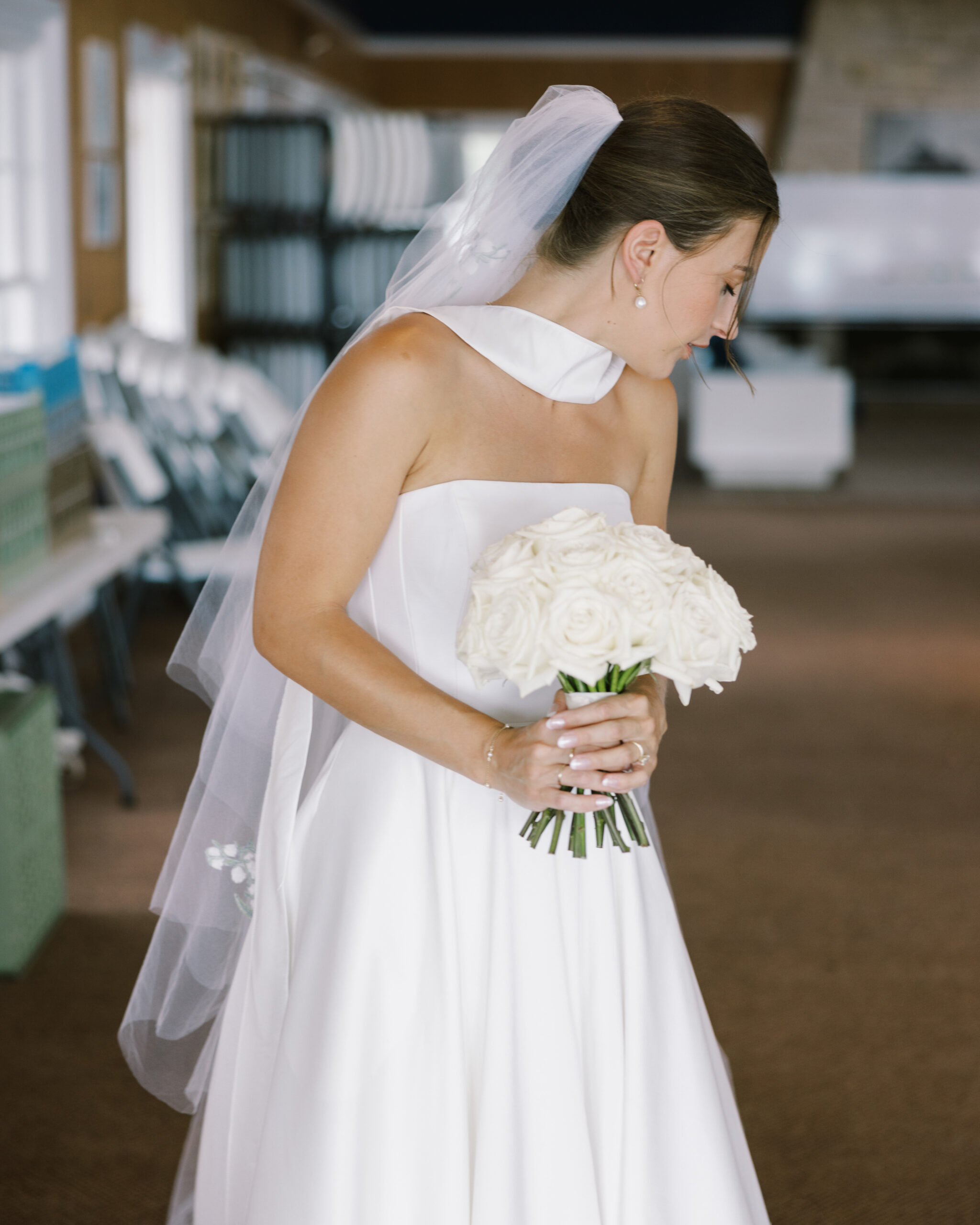 bride holding bouquet at lake minnetonka yacht club
