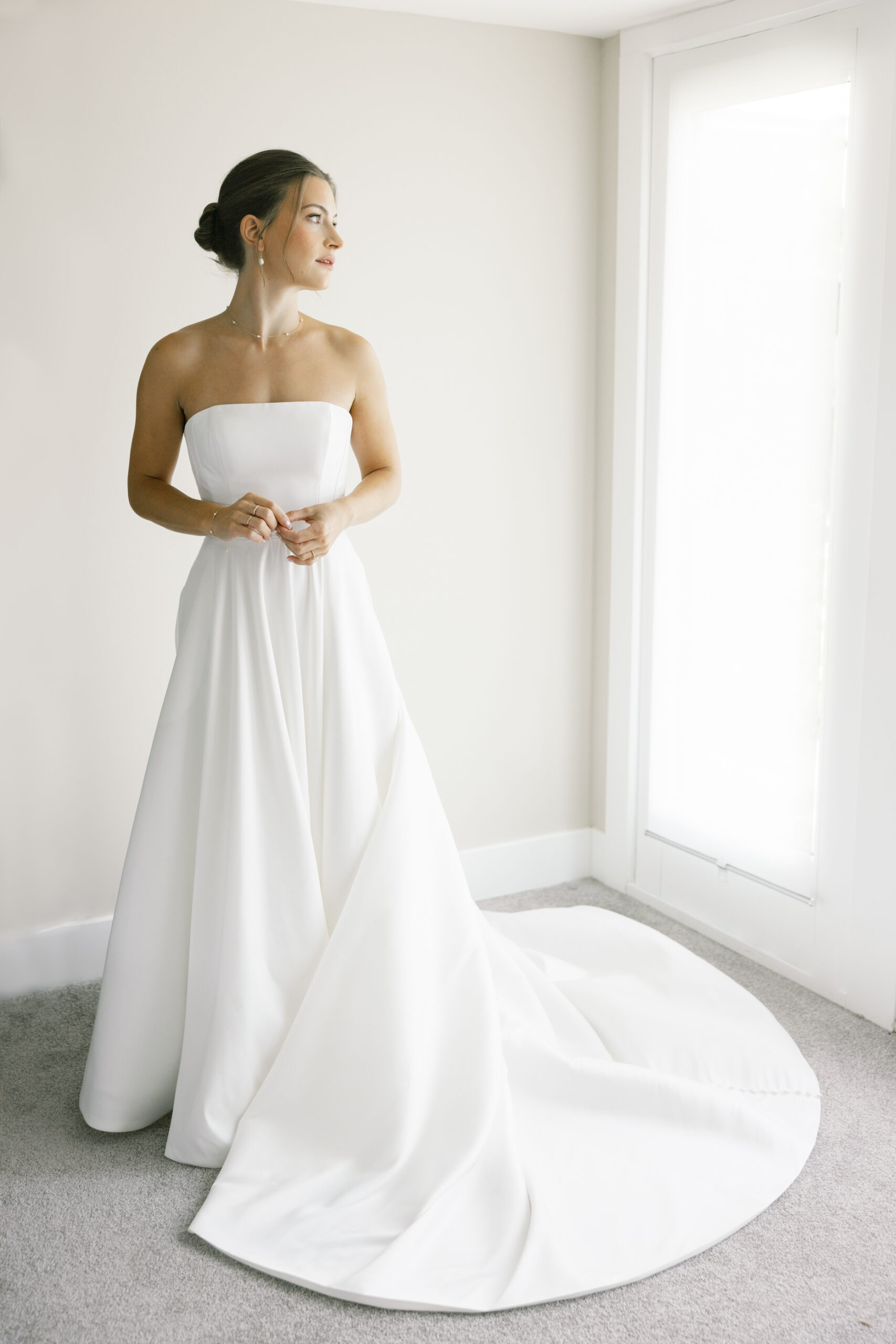 Bride posing at upper minnetonka yacht club
